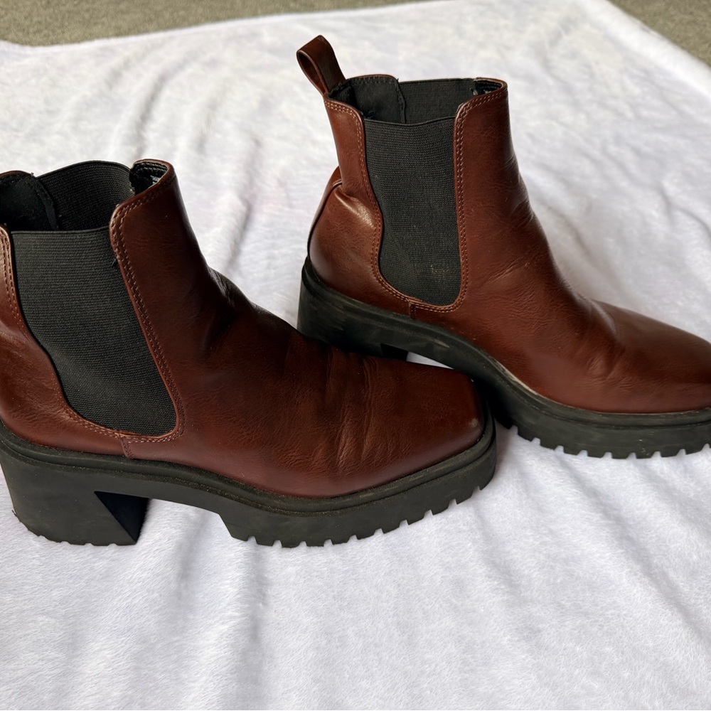 Madden Girl Triumph Brown Chelsea Lug Sole Boots Women’s 10M